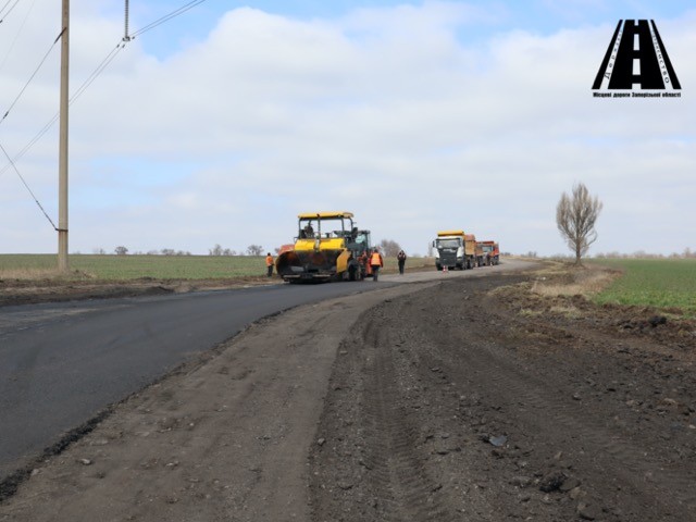 Триває аварійний ремонт дороги, яка торік постраждала від ракетного обстрілу